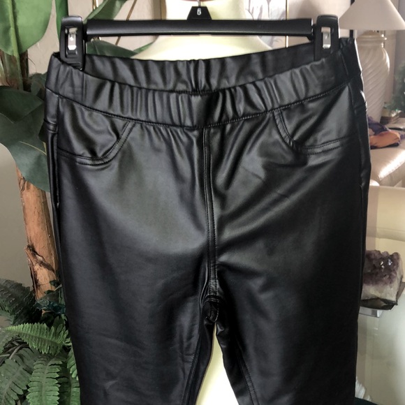 SZ S  LOVE TREE BRAND NWT BLACK FAUS LEATHER SKINNY LEG PANTS ELASTIC WAIST - Picture 2 of 8